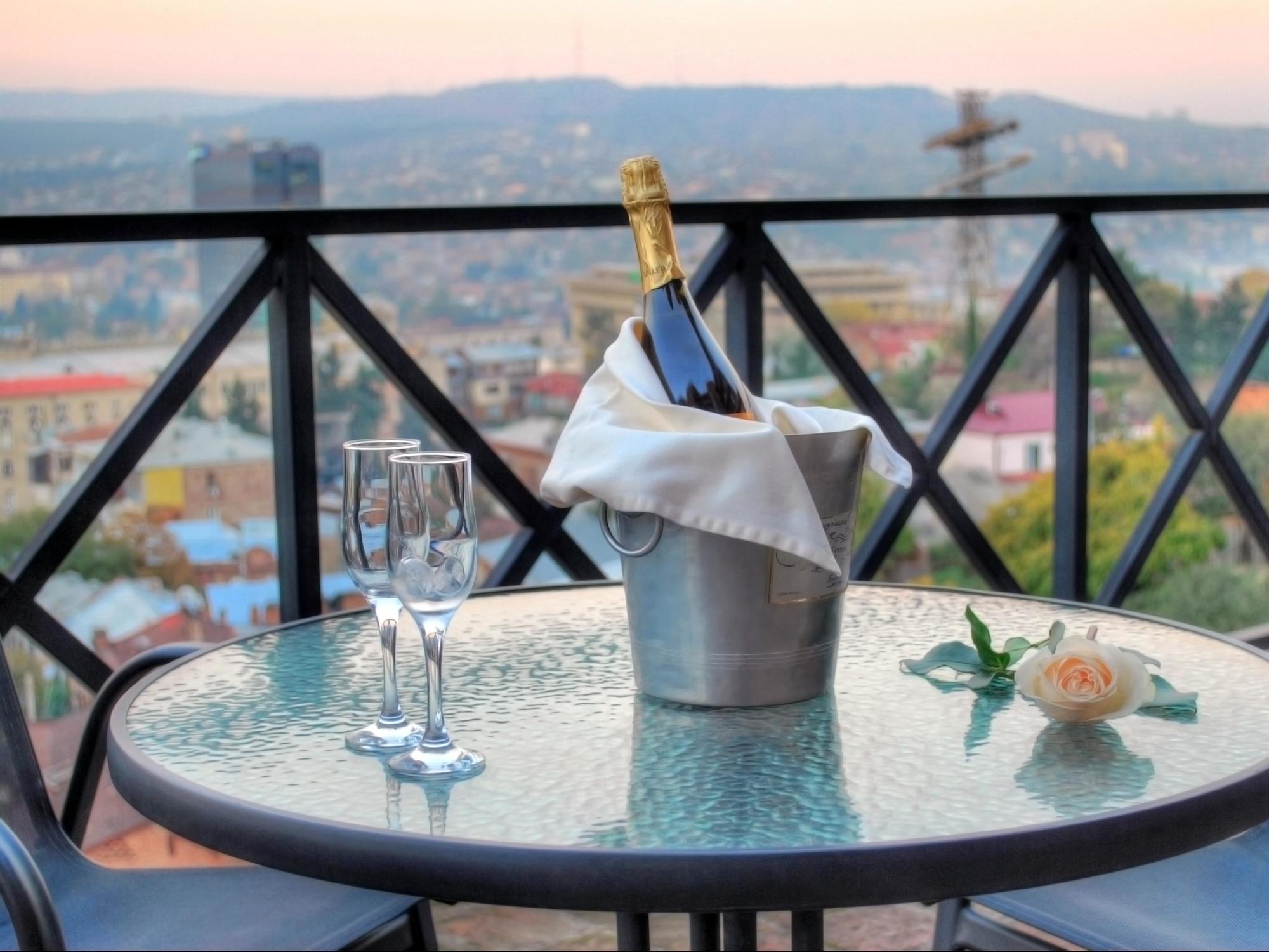 Urban Lodge Hotel Rooms And Suits Tbilisi Exteriör bild